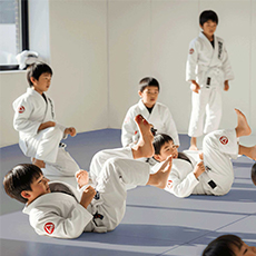 皆で基礎運動を行う様子