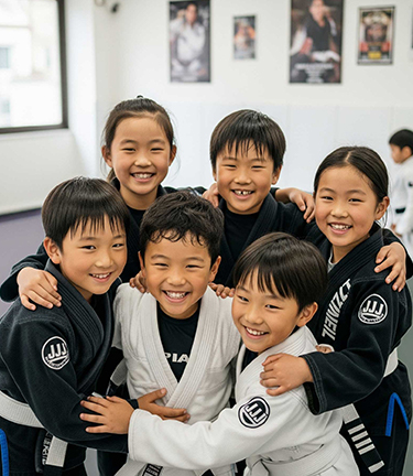 柔術着を着た子供たちが笑顔で肩を組んでいる