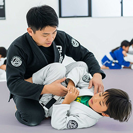 子供がインストラクターから1対1で教わっている様子