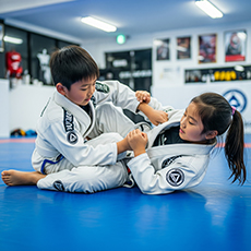 ペアになってスパーリングを行う様子